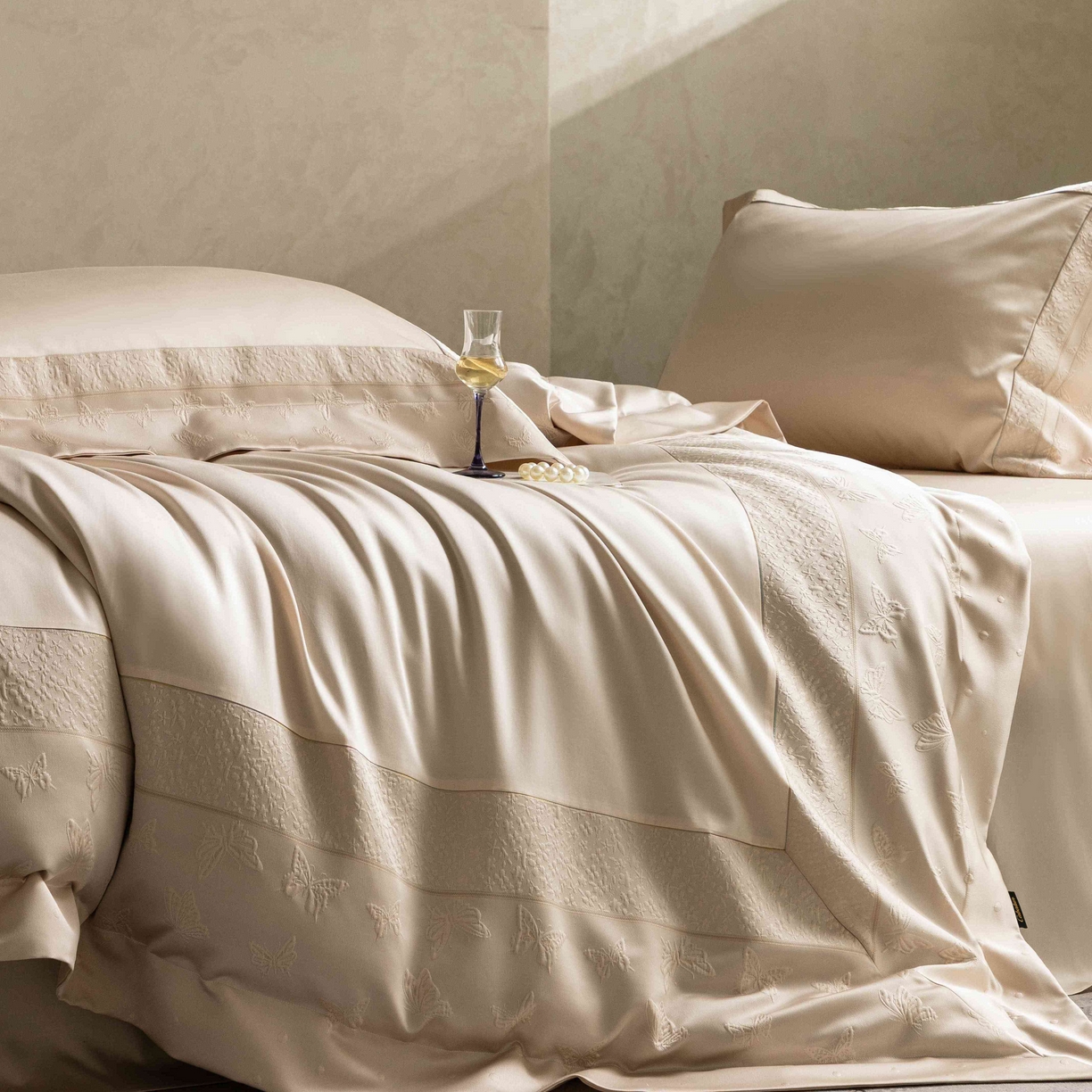 91家纺网 家纺一手货源 找家纺 卡巴伦家纺 2026春夏新款全棉纯棉贡缎高精密提花边条款式四件套 琉璃福蝶-香槟