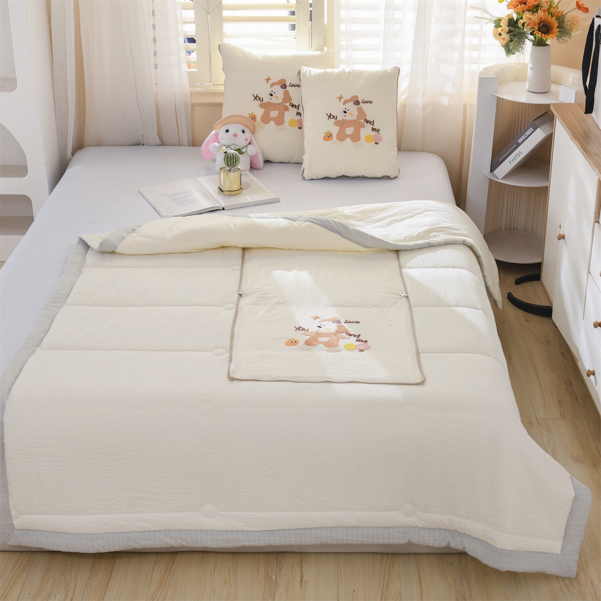 91家纺网 家纺一手货源 找家纺 恋绒家纺 2026新款四季款贴布绣靠枕被抱枕被飞天萌熊 甜心玩伴-米白