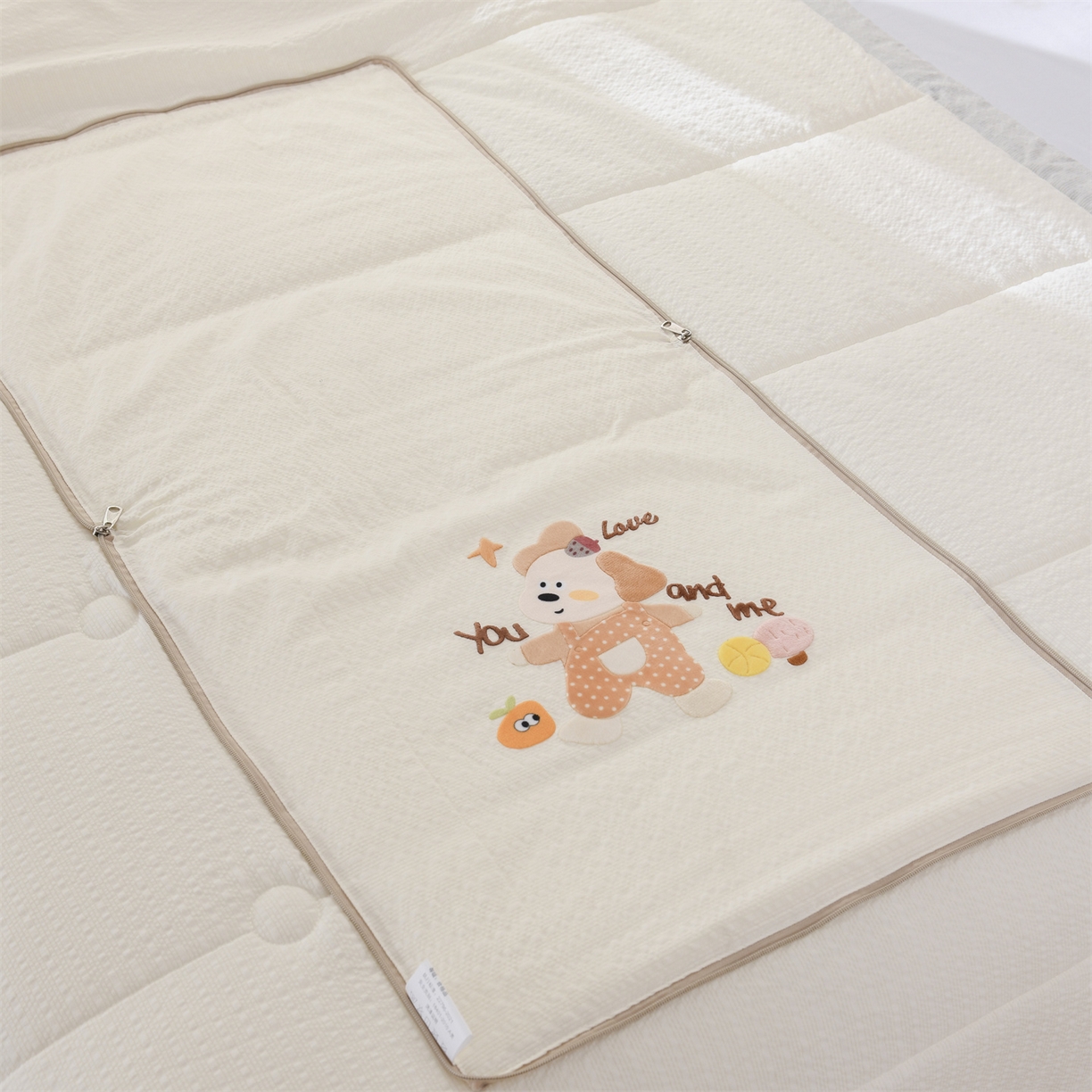 91家纺网 家纺一手货源 找家纺 恋绒家纺 2026新款四季款贴布绣靠枕被抱枕被飞天萌熊 甜心玩伴-米白