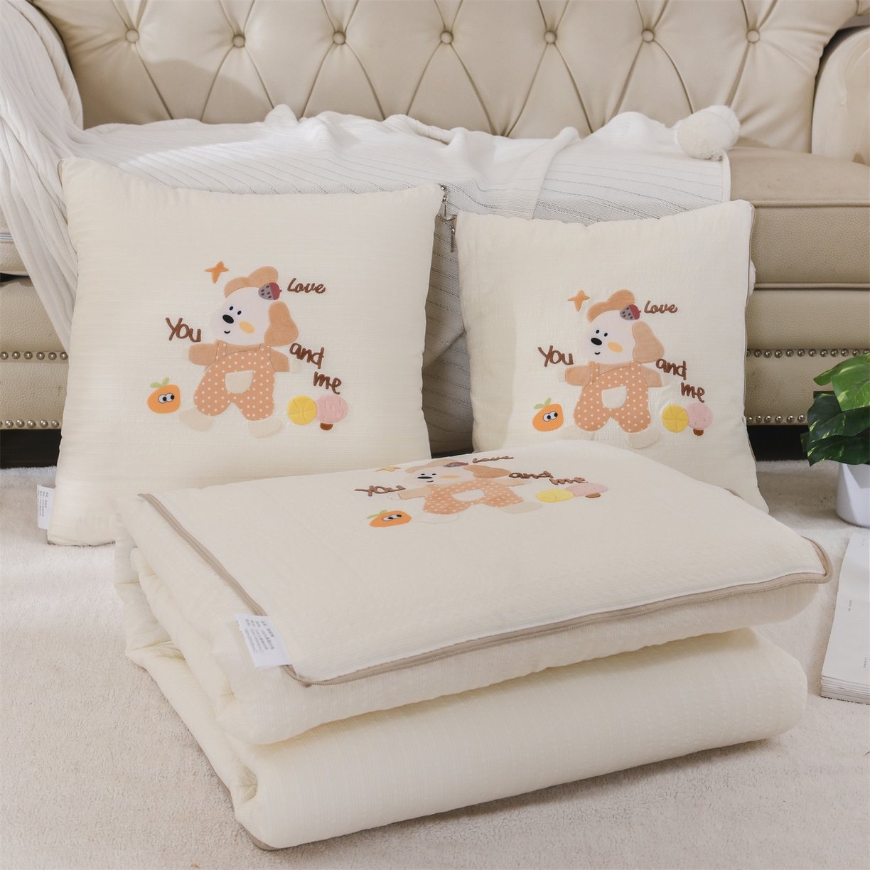 91家纺网 家纺一手货源 找家纺 恋绒家纺 2026新款四季款贴布绣靠枕被抱枕被飞天萌熊 甜心玩伴-米白