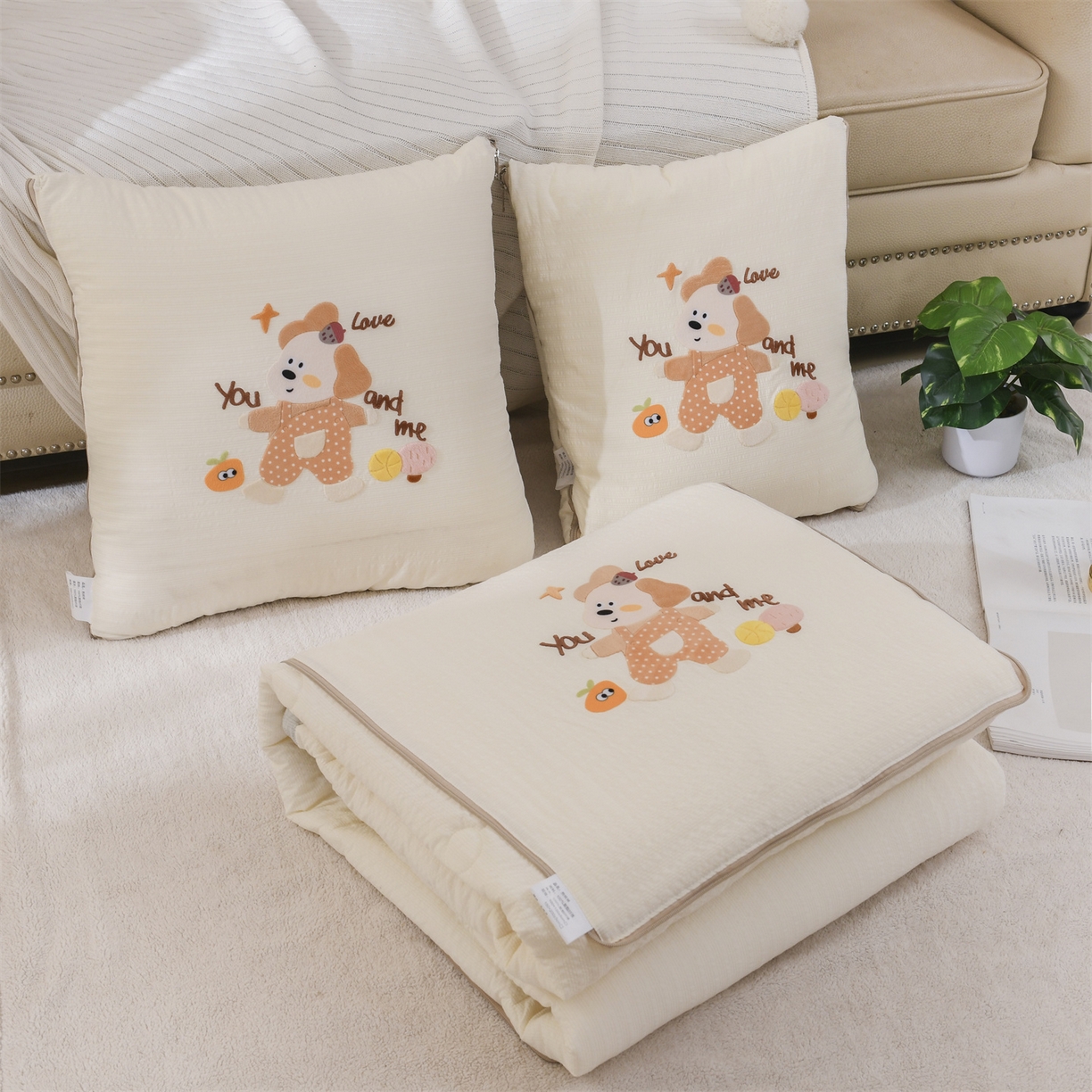 91家纺网 家纺一手货源 找家纺 恋绒家纺 2026新款四季款贴布绣靠枕被抱枕被飞天萌熊 甜心玩伴-米白