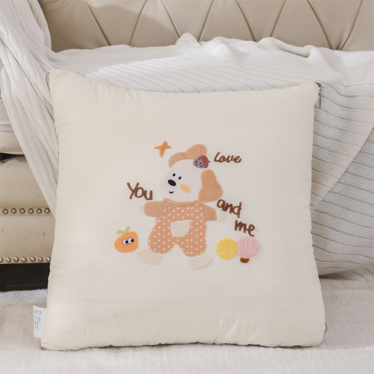 91家纺网 家纺一手货源 找家纺 恋绒家纺 2026新款四季款贴布绣靠枕被抱枕被飞天萌熊 甜心玩伴-米白