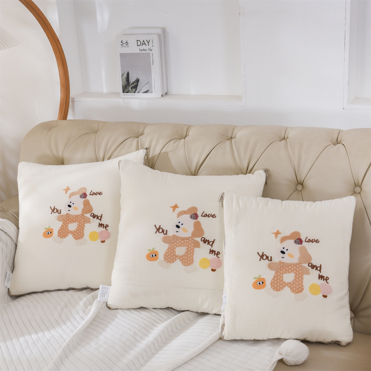 91家纺网 家纺一手货源 找家纺 恋绒家纺 2026新款四季款贴布绣靠枕被抱枕被飞天萌熊 甜心玩伴-米白