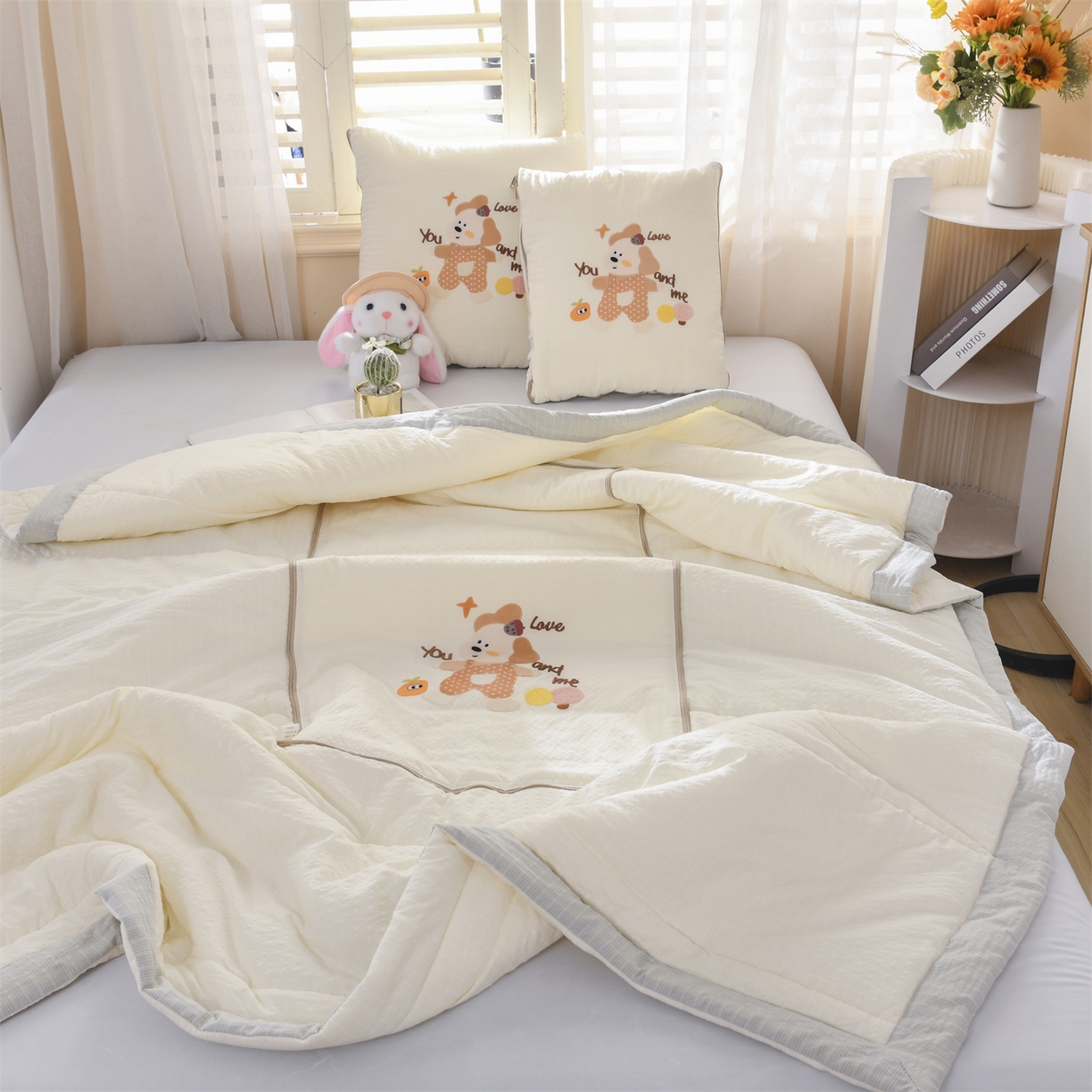 91家纺网 家纺一手货源 找家纺 恋绒家纺 2026新款四季款贴布绣靠枕被抱枕被飞天萌熊 甜心玩伴-米白