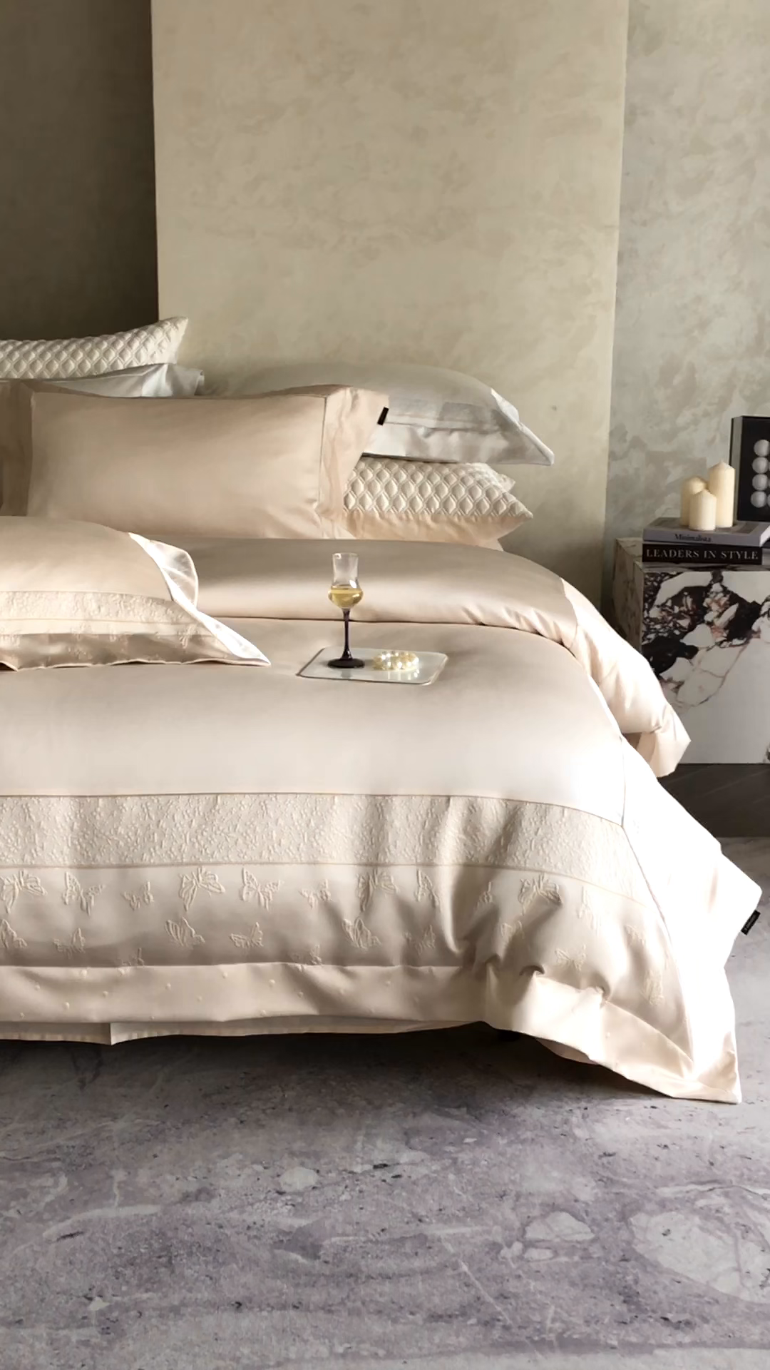 91家纺网 家纺一手货源 找家纺 卡巴伦家纺 2026春夏新款全棉纯棉贡缎高精密提花边条款式四件套 琉璃福蝶-香槟