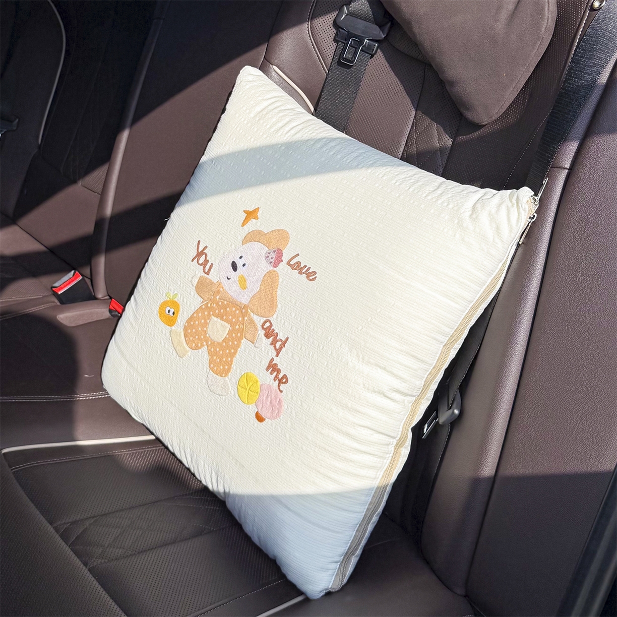 91家纺网 家纺一手货源 找家纺 恋绒家纺 2026新款四季款贴布绣靠枕被抱枕被飞天萌熊 甜心玩伴-米白