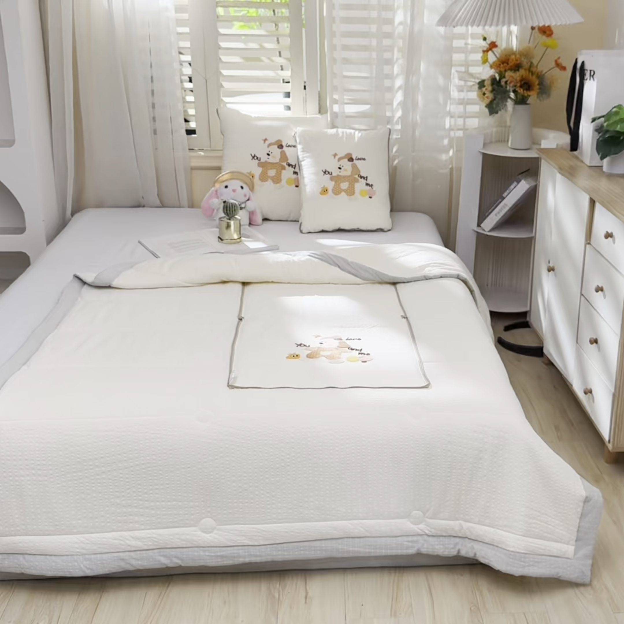 91家纺网 家纺一手货源 找家纺 恋绒家纺 2026新款四季款贴布绣靠枕被抱枕被飞天萌熊 甜心玩伴-米白