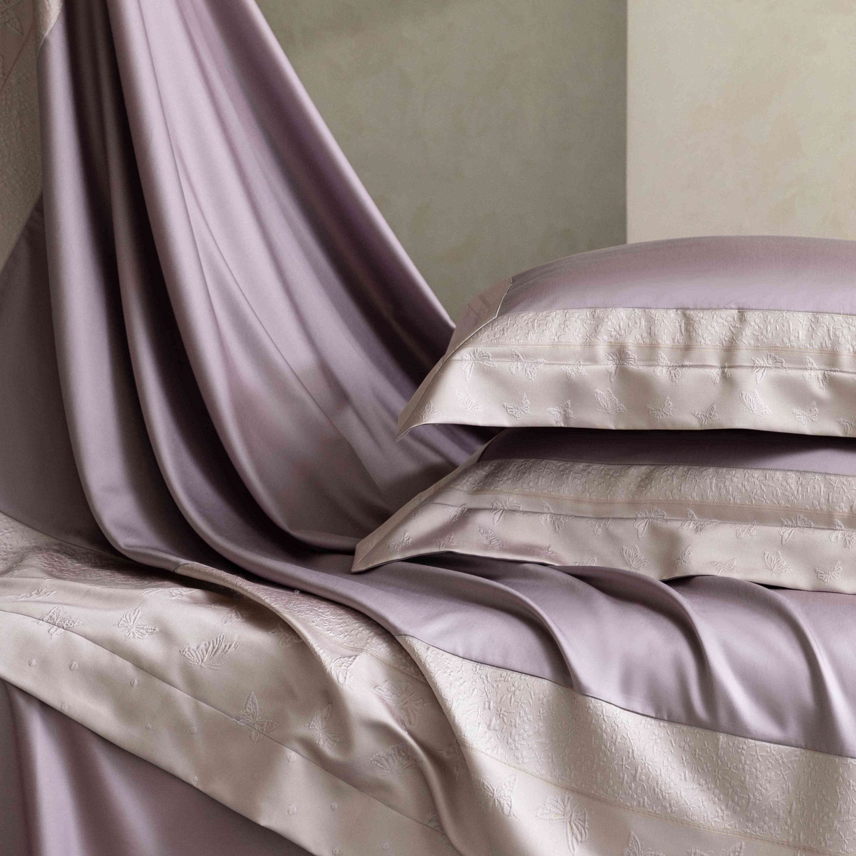 91家纺网 家纺一手货源 找家纺 卡巴伦家纺 2026春夏新款全棉纯棉贡缎高精密提花边条款式四件套 琉璃福蝶-紫