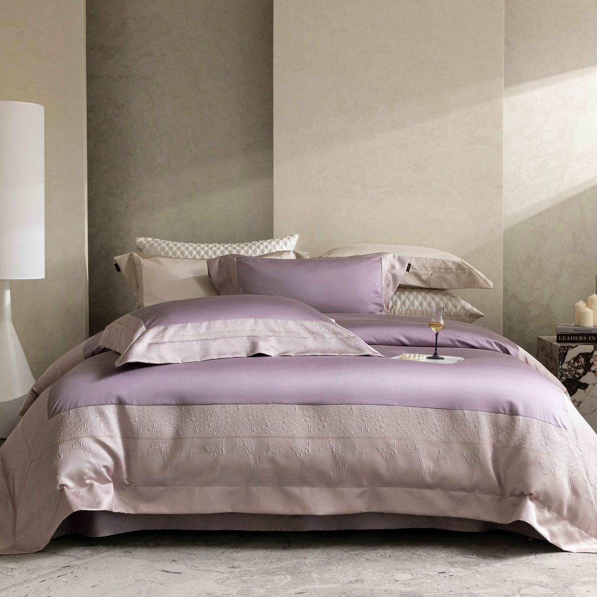 91家纺网 家纺一手货源 找家纺 卡巴伦家纺 2026春夏新款全棉纯棉贡缎高精密提花边条款式四件套 琉璃福蝶-紫