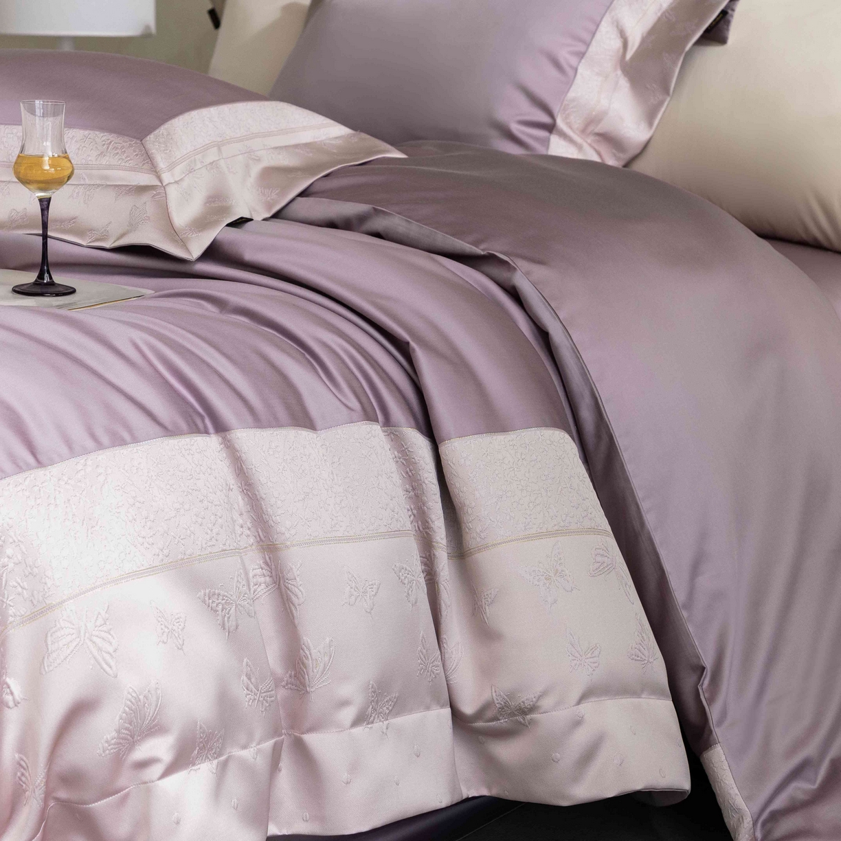 91家纺网 家纺一手货源 找家纺 卡巴伦家纺 2026春夏新款全棉纯棉贡缎高精密提花边条款式四件套 琉璃福蝶-紫