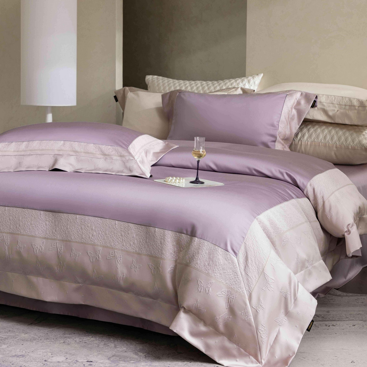 91家纺网 家纺一手货源 找家纺 卡巴伦家纺 2026春夏新款全棉纯棉贡缎高精密提花边条款式四件套 琉璃福蝶-紫