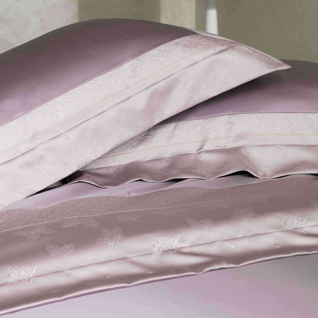 91家纺网 家纺一手货源 找家纺 卡巴伦家纺 2026春夏新款全棉纯棉贡缎高精密提花边条款式四件套 琉璃福蝶-紫