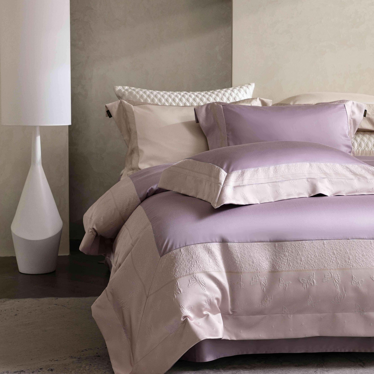 91家纺网 家纺一手货源 找家纺 卡巴伦家纺 2026春夏新款全棉纯棉贡缎高精密提花边条款式四件套 琉璃福蝶-紫