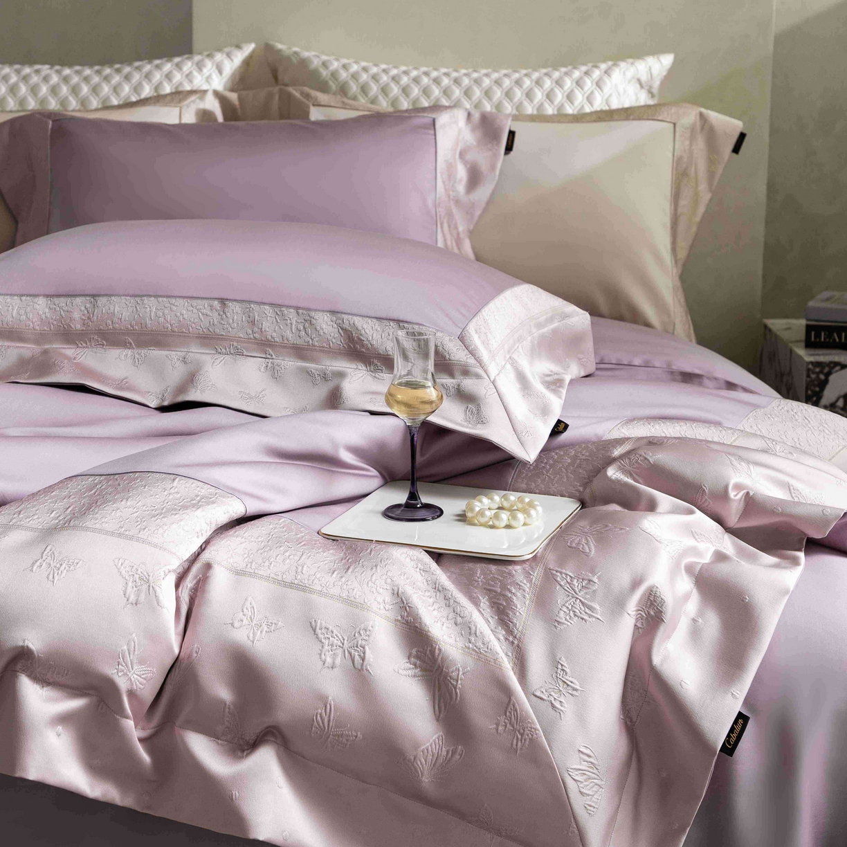 91家纺网 家纺一手货源 找家纺 卡巴伦家纺 2026春夏新款全棉纯棉贡缎高精密提花边条款式四件套 琉璃福蝶-紫