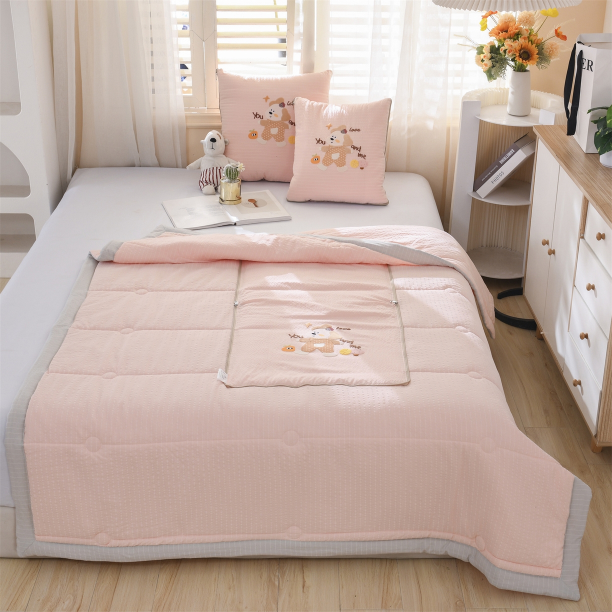 91家纺网 家纺一手货源 找家纺 恋绒家纺 2026新款四季款贴布绣靠枕被抱枕被飞天萌熊 甜心玩伴-浅粉