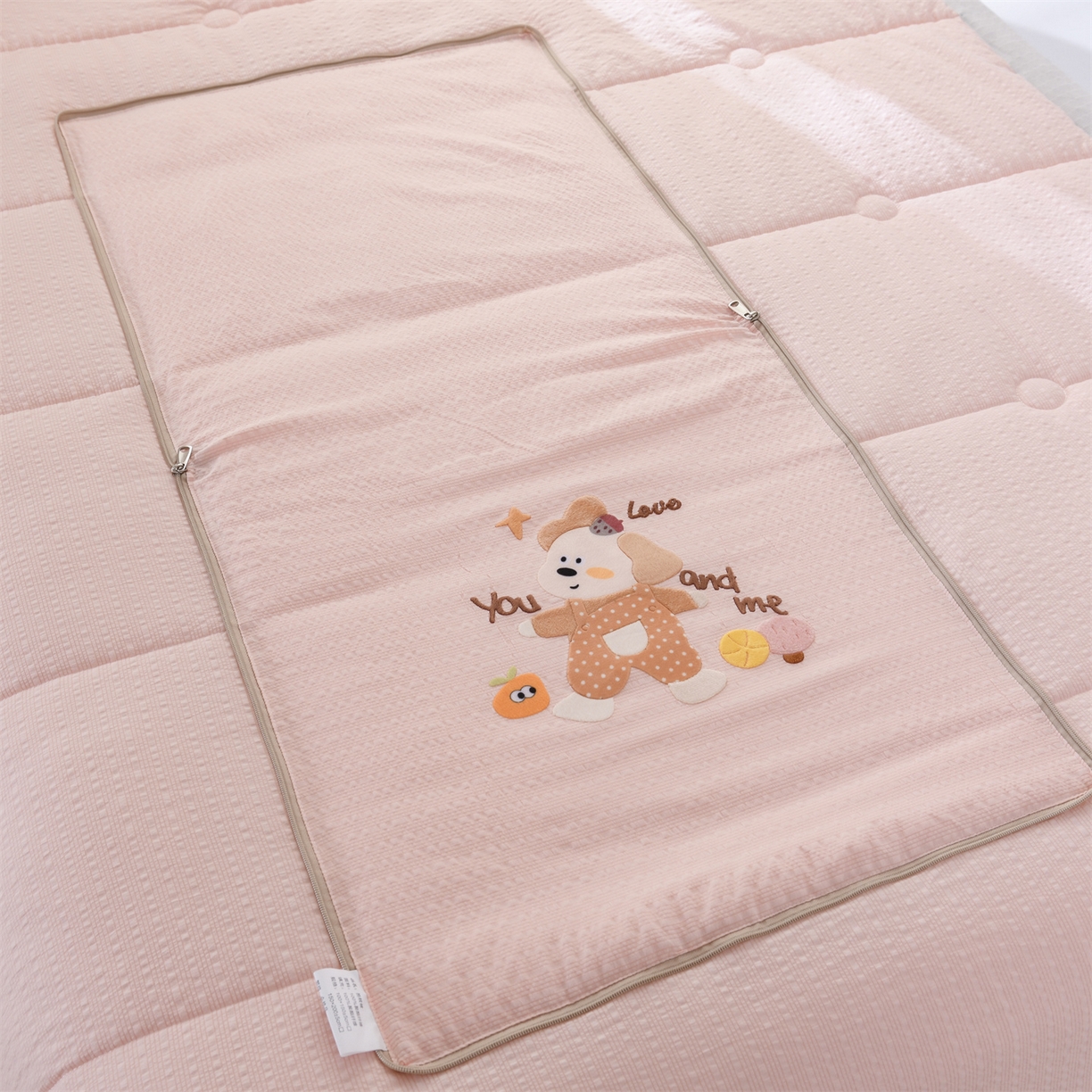 91家纺网 家纺一手货源 找家纺 恋绒家纺 2026新款四季款贴布绣靠枕被抱枕被飞天萌熊 甜心玩伴-浅粉