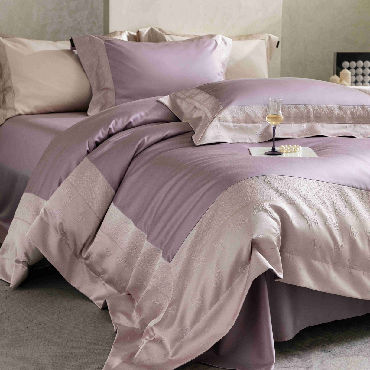 91家纺网 家纺一手货源 找家纺 卡巴伦家纺 2026春夏新款全棉纯棉贡缎高精密提花边条款式四件套 琉璃福蝶-紫