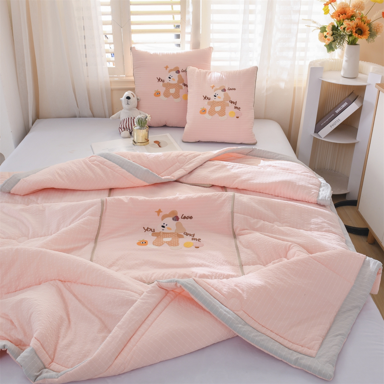 91家纺网 家纺一手货源 找家纺 恋绒家纺 2026新款四季款贴布绣靠枕被抱枕被飞天萌熊 甜心玩伴-浅粉