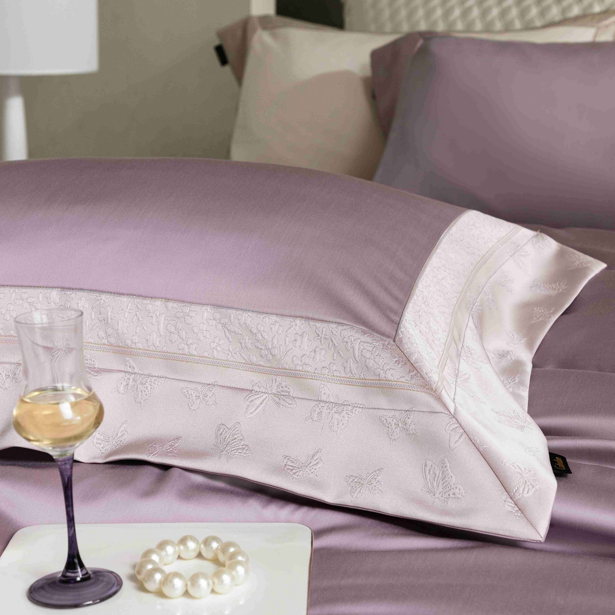 91家纺网 家纺一手货源 找家纺 卡巴伦家纺 2026春夏新款全棉纯棉贡缎高精密提花边条款式四件套 琉璃福蝶-紫