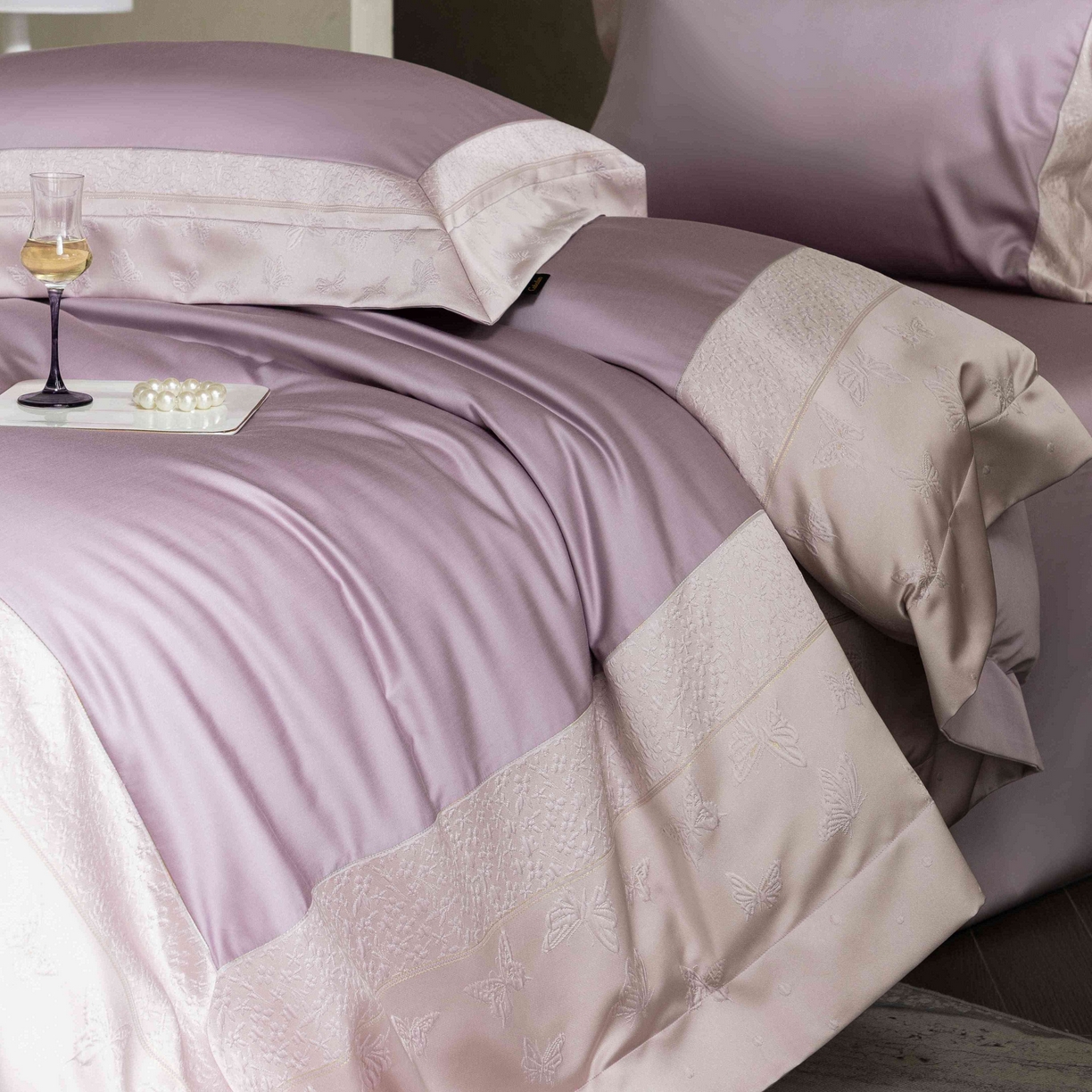 91家纺网 家纺一手货源 找家纺 卡巴伦家纺 2026春夏新款全棉纯棉贡缎高精密提花边条款式四件套 琉璃福蝶-紫