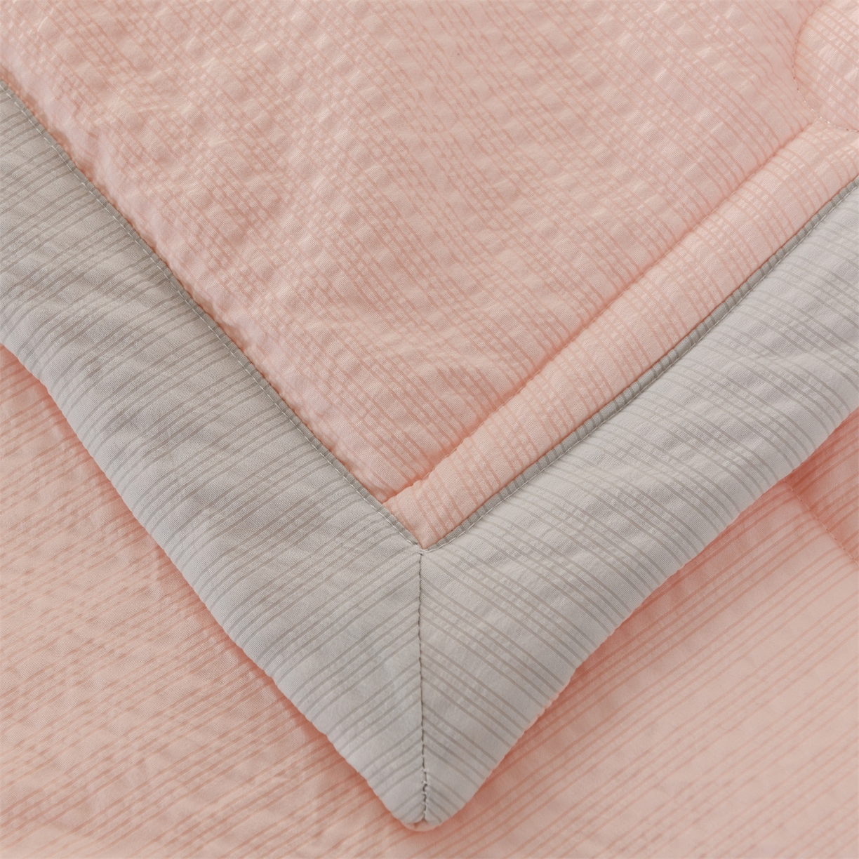 91家纺网 家纺一手货源 找家纺 恋绒家纺 2026新款四季款贴布绣靠枕被抱枕被飞天萌熊 甜心玩伴-浅粉