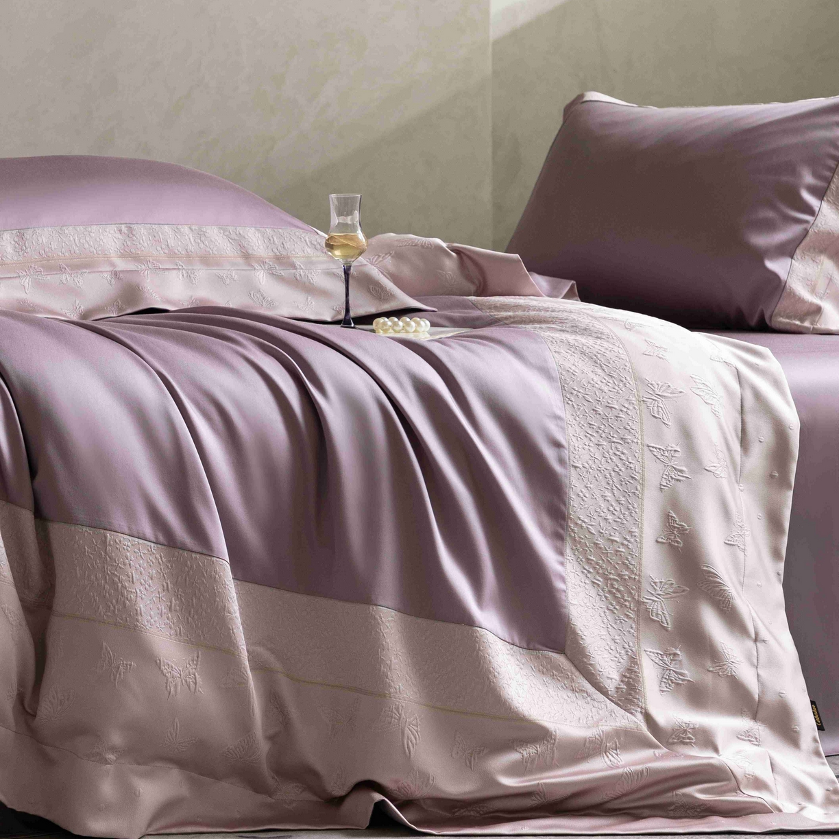 91家纺网 家纺一手货源 找家纺 卡巴伦家纺 2026春夏新款全棉纯棉贡缎高精密提花边条款式四件套 琉璃福蝶-紫