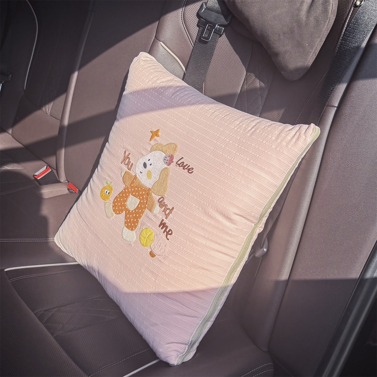 91家纺网 家纺一手货源 找家纺 恋绒家纺 2026新款四季款贴布绣靠枕被抱枕被飞天萌熊 甜心玩伴-浅粉