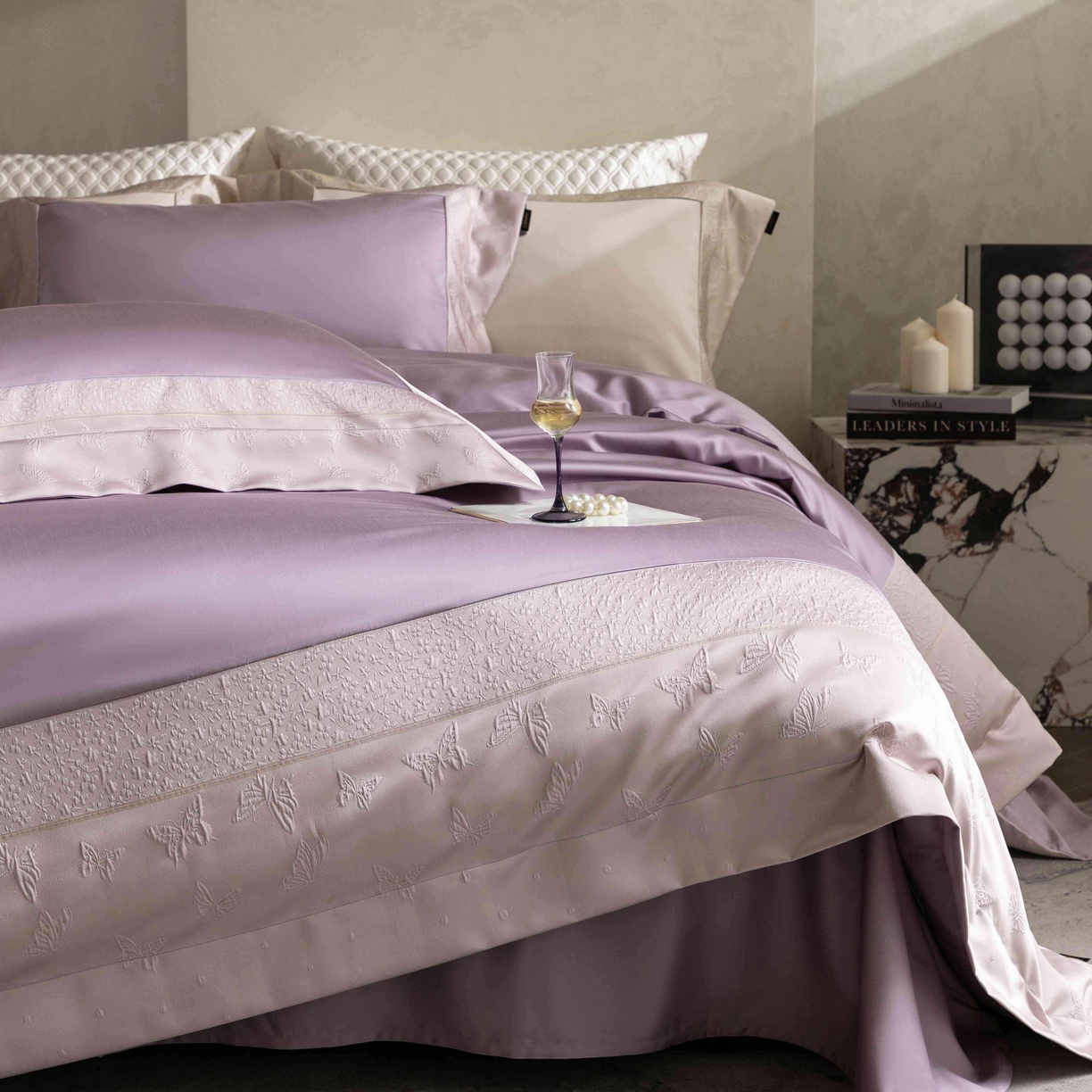 91家纺网 家纺一手货源 找家纺 卡巴伦家纺 2026春夏新款全棉纯棉贡缎高精密提花边条款式四件套 琉璃福蝶-紫