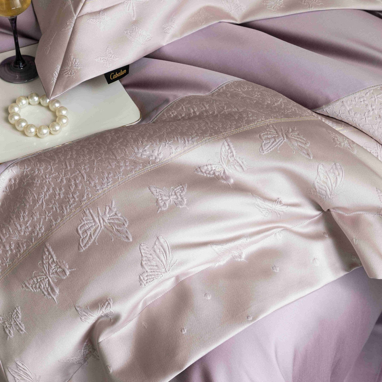 91家纺网 家纺一手货源 找家纺 卡巴伦家纺 2026春夏新款全棉纯棉贡缎高精密提花边条款式四件套 琉璃福蝶-紫