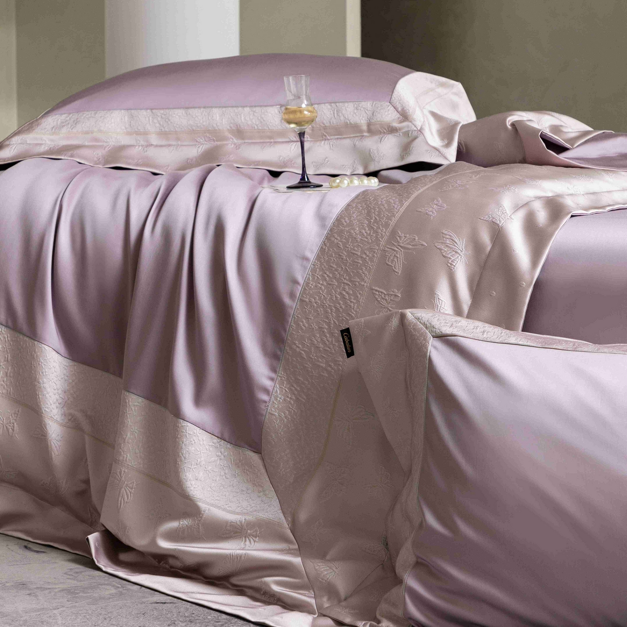 91家纺网 家纺一手货源 找家纺 卡巴伦家纺 2026春夏新款全棉纯棉贡缎高精密提花边条款式四件套 琉璃福蝶-紫