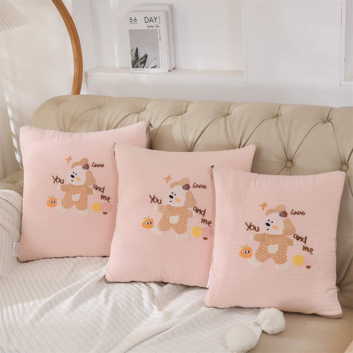 91家纺网 家纺一手货源 找家纺 恋绒家纺 2026新款四季款贴布绣靠枕被抱枕被飞天萌熊 甜心玩伴-浅粉