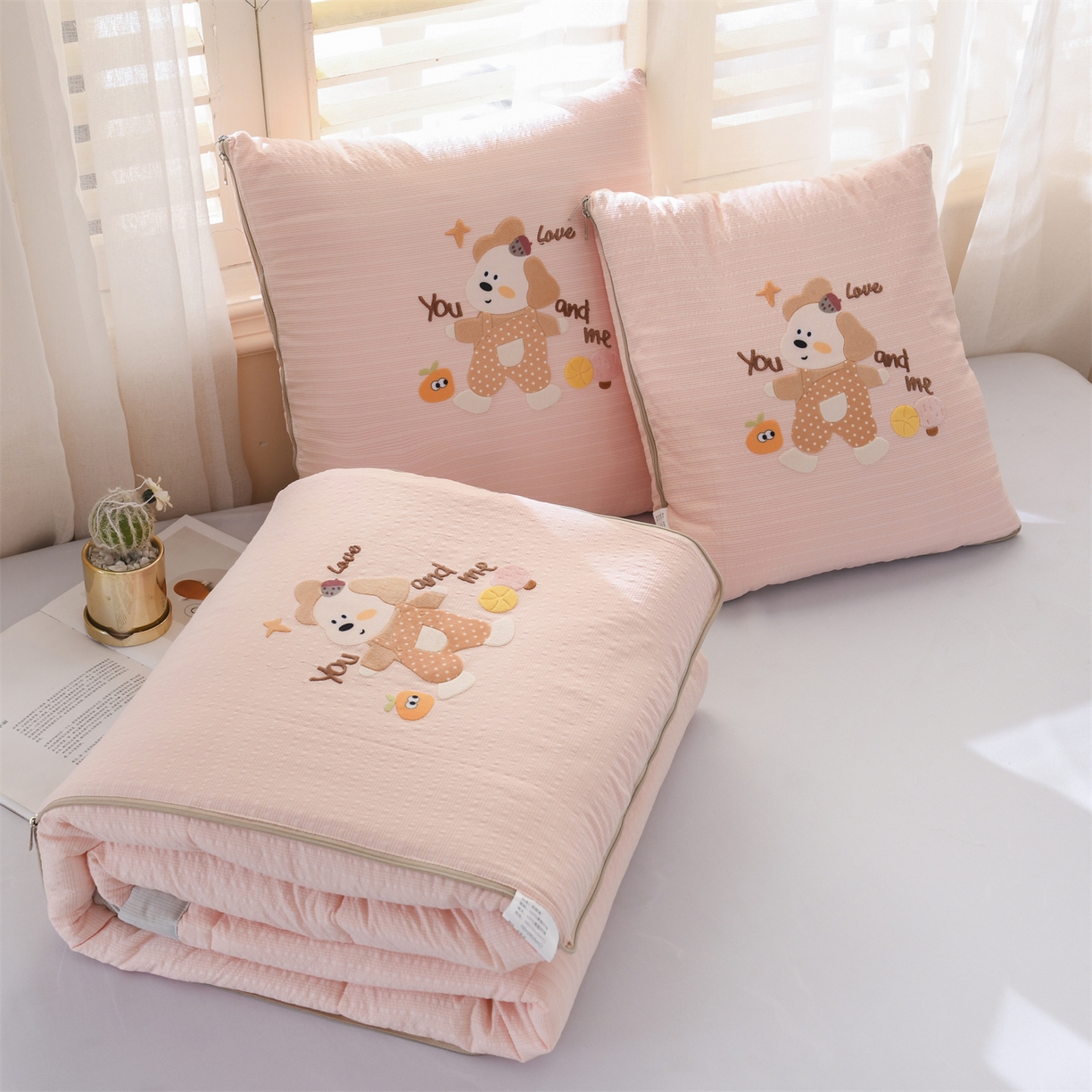 91家纺网 家纺一手货源 找家纺 恋绒家纺 2026新款四季款贴布绣靠枕被抱枕被飞天萌熊 甜心玩伴-浅粉