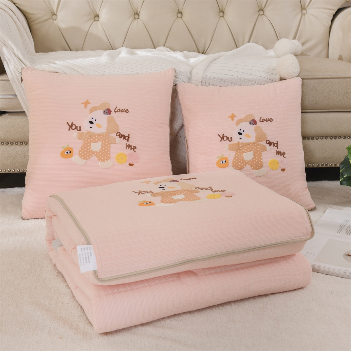 91家纺网 家纺一手货源 找家纺 恋绒家纺 2026新款四季款贴布绣靠枕被抱枕被飞天萌熊 甜心玩伴-浅粉