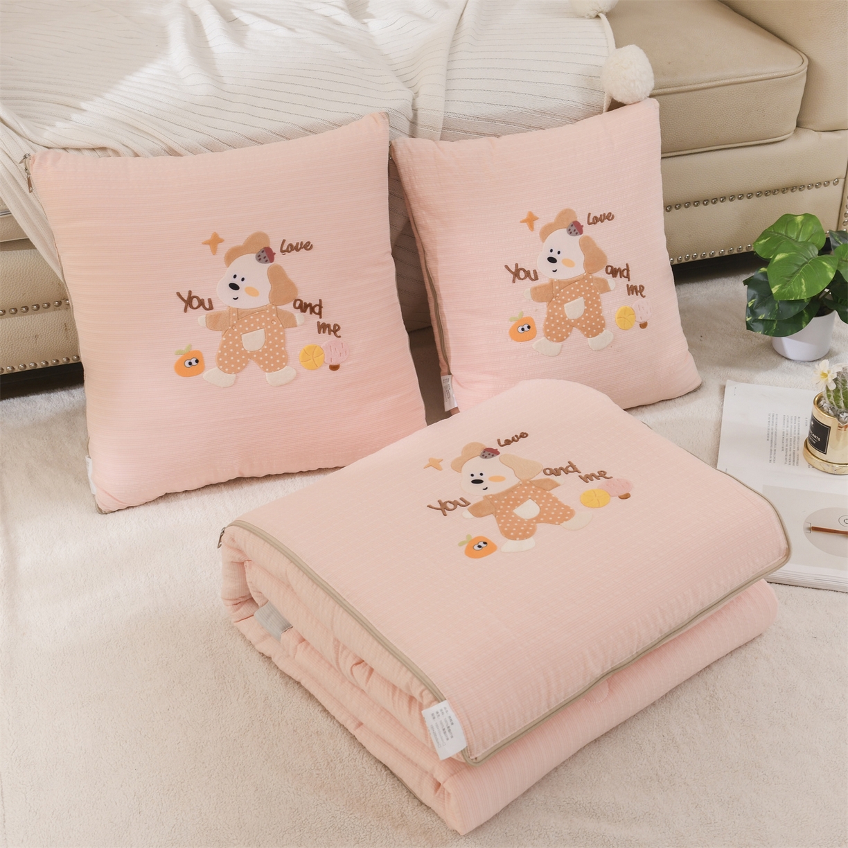 91家纺网 家纺一手货源 找家纺 恋绒家纺 2026新款四季款贴布绣靠枕被抱枕被飞天萌熊 甜心玩伴-浅粉