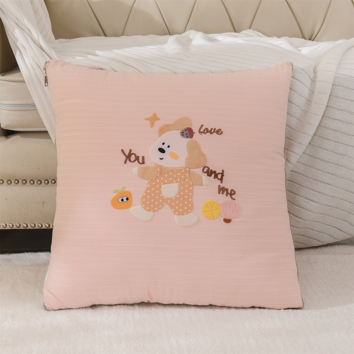 91家纺网 家纺一手货源 找家纺 恋绒家纺 2026新款四季款贴布绣靠枕被抱枕被飞天萌熊 甜心玩伴-浅粉