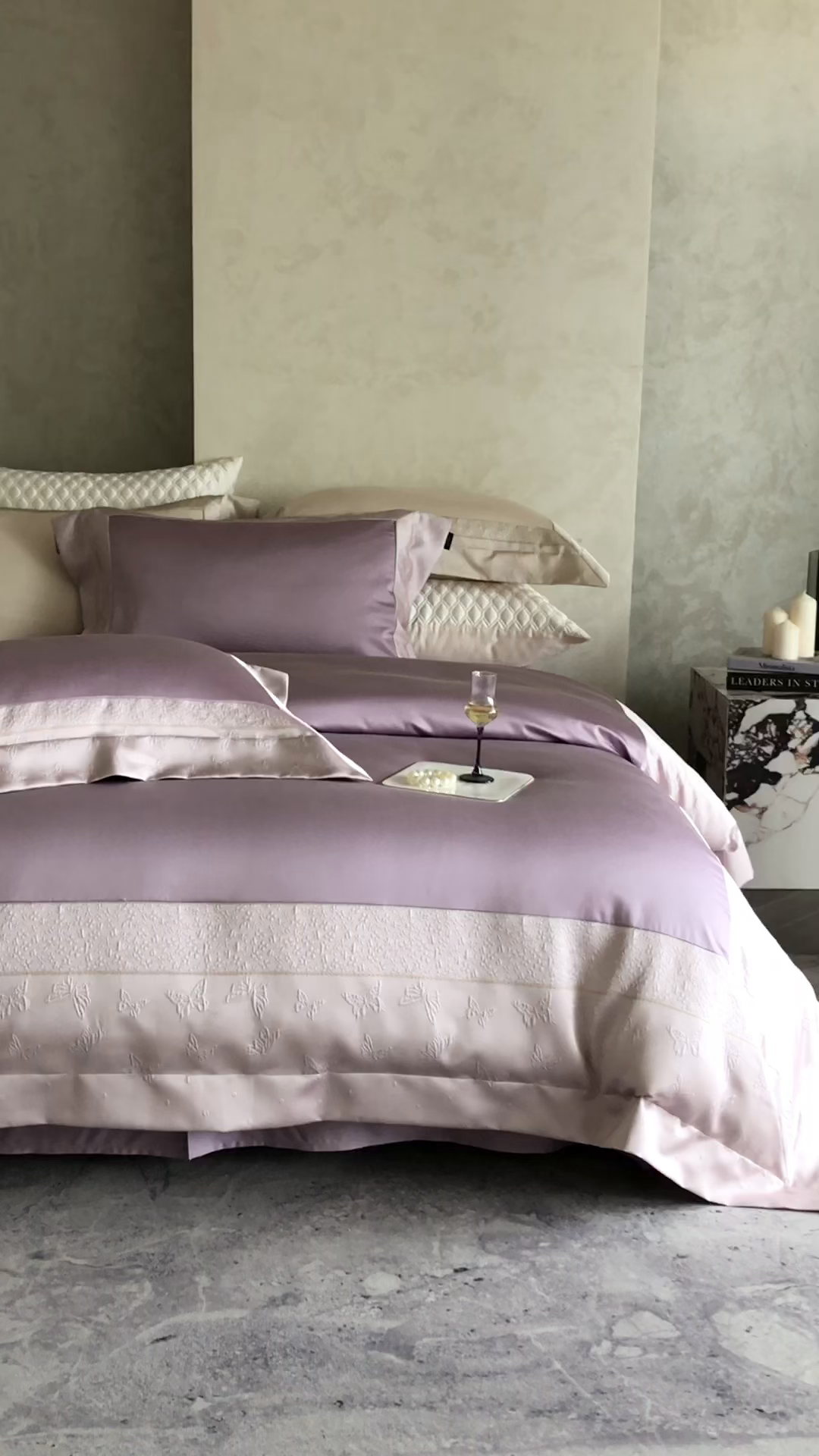 91家纺网 家纺一手货源 找家纺 卡巴伦家纺 2026春夏新款全棉纯棉贡缎高精密提花边条款式四件套 琉璃福蝶-紫