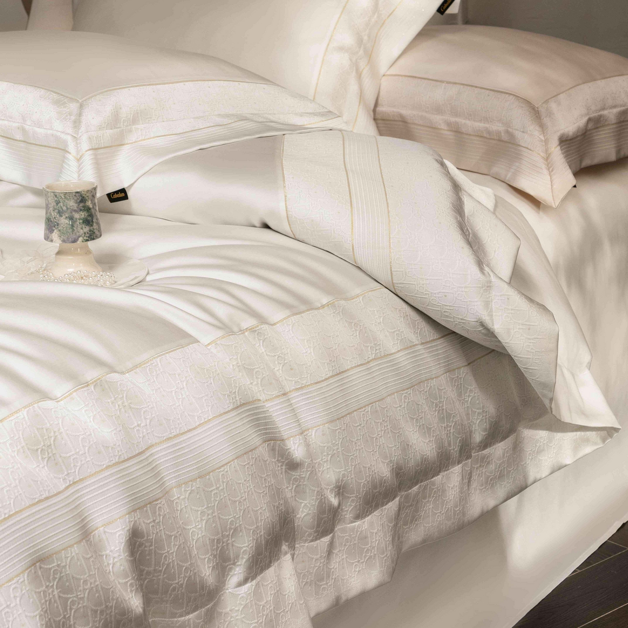 91家纺网 家纺一手货源 找家纺 卡巴伦家纺 2026春夏新款全棉纯棉贡缎高精密提花边条款式四件套 鎏金巴黎-纯净白