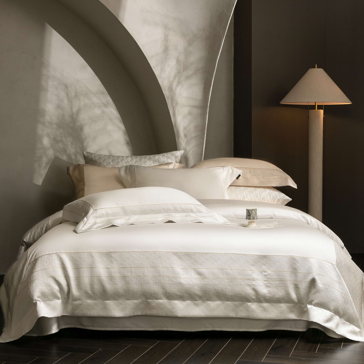 91家纺网 家纺一手货源 找家纺 卡巴伦家纺 2026春夏新款全棉纯棉贡缎高精密提花边条款式四件套 鎏金巴黎-纯净白