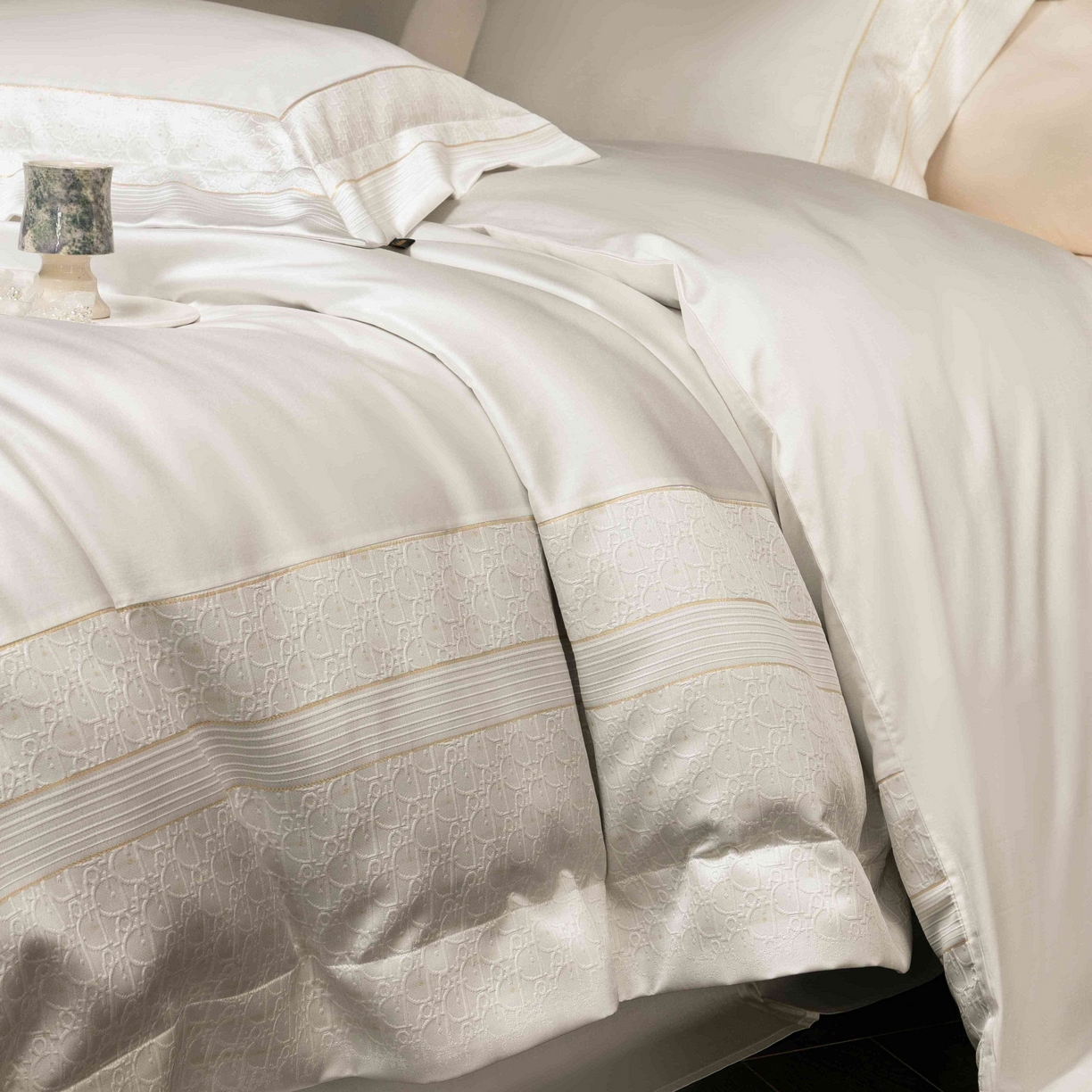 91家纺网 家纺一手货源 找家纺 卡巴伦家纺 2026春夏新款全棉纯棉贡缎高精密提花边条款式四件套 鎏金巴黎-纯净白