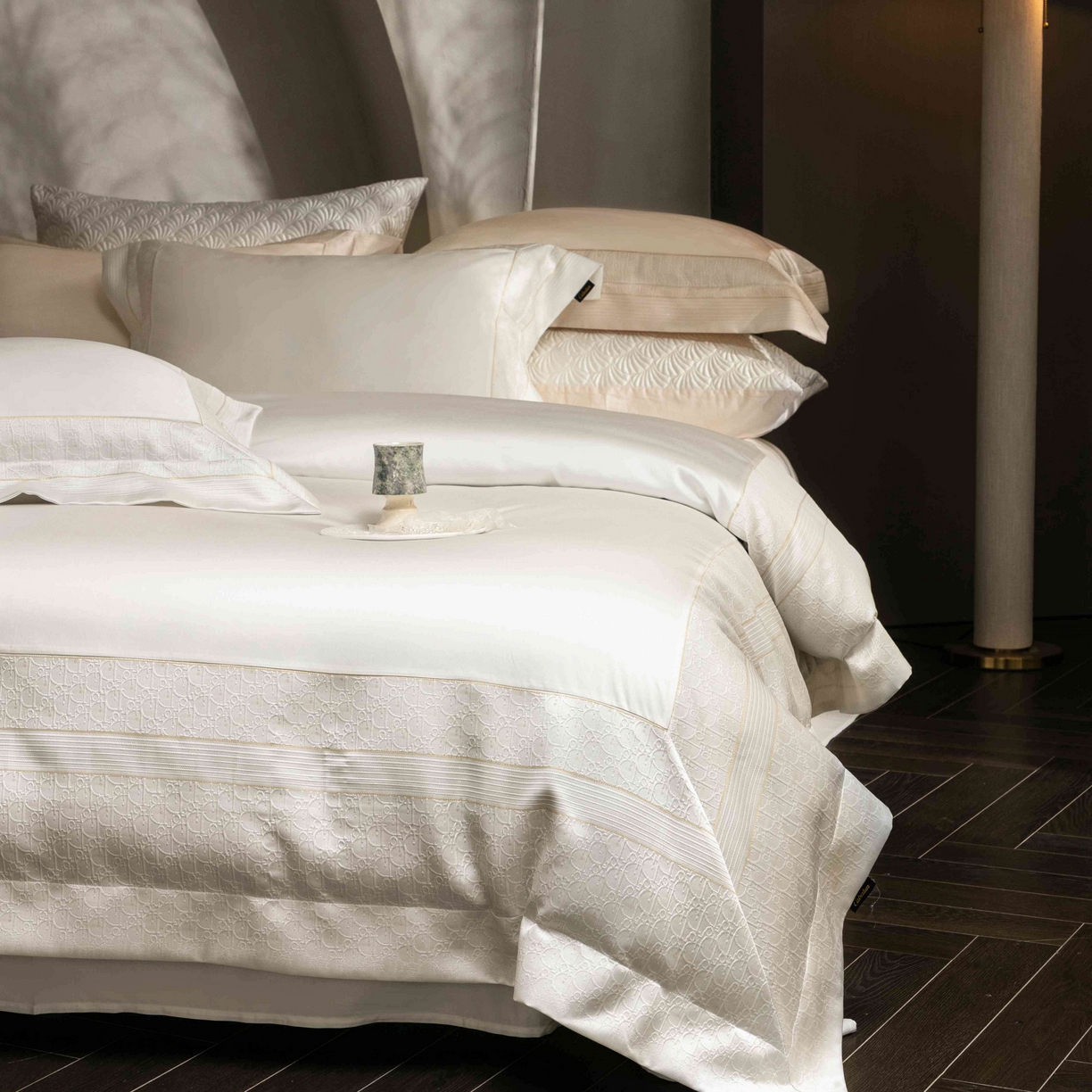 91家纺网 家纺一手货源 找家纺 卡巴伦家纺 2026春夏新款全棉纯棉贡缎高精密提花边条款式四件套 鎏金巴黎-纯净白