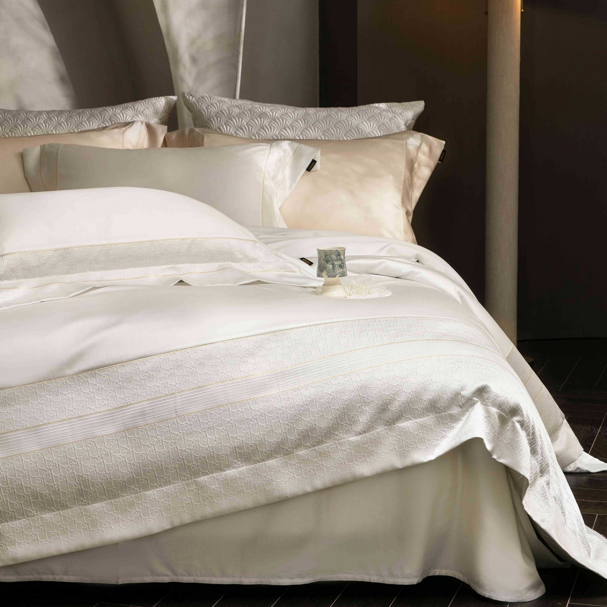 91家纺网 家纺一手货源 找家纺 卡巴伦家纺 2026春夏新款全棉纯棉贡缎高精密提花边条款式四件套 鎏金巴黎-纯净白