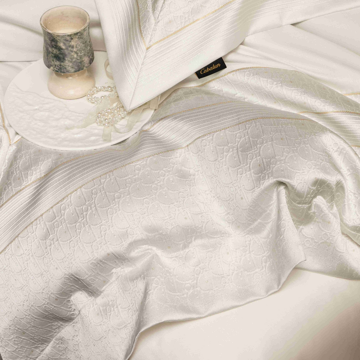 91家纺网 家纺一手货源 找家纺 卡巴伦家纺 2026春夏新款全棉纯棉贡缎高精密提花边条款式四件套 鎏金巴黎-纯净白