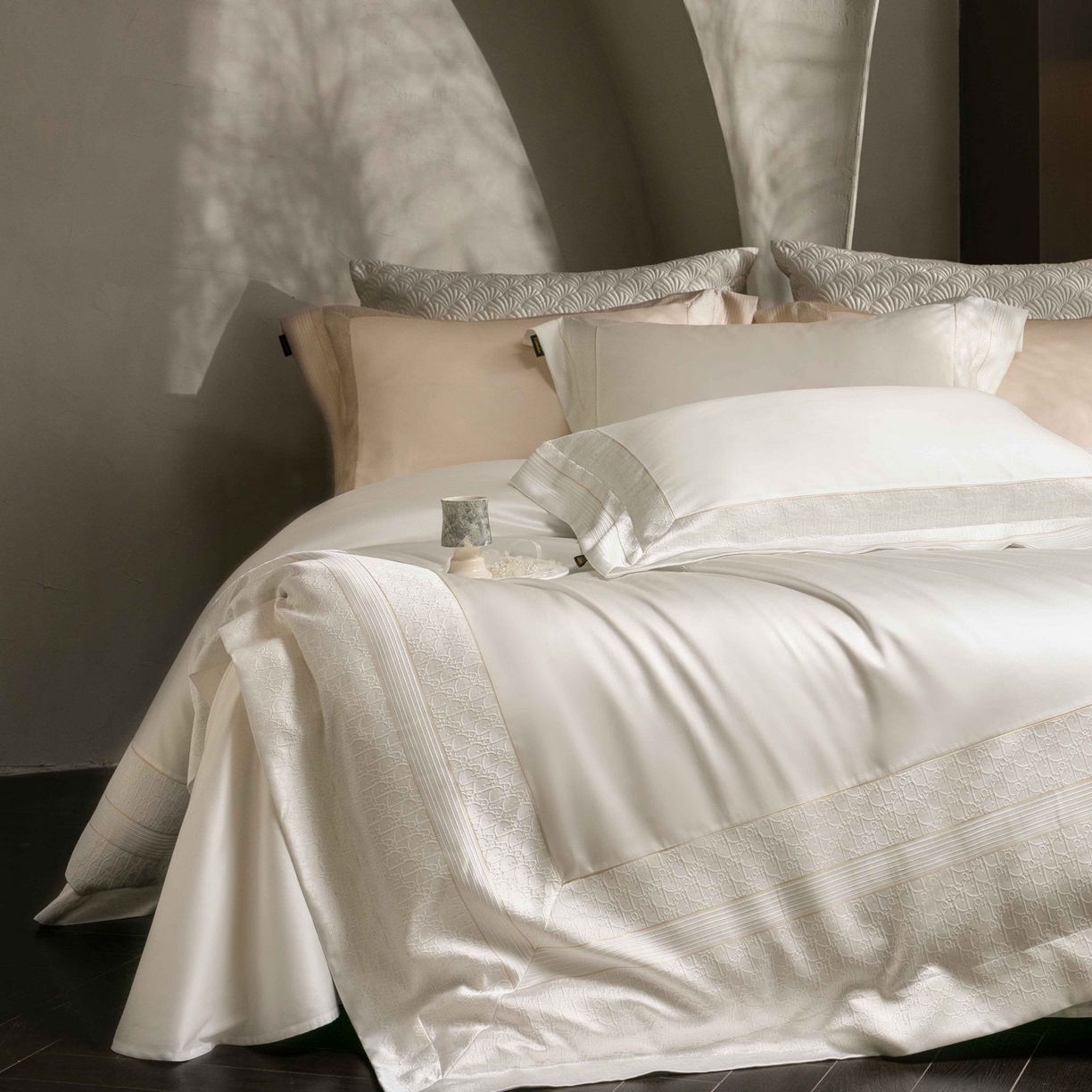 91家纺网 家纺一手货源 找家纺 卡巴伦家纺 2026春夏新款全棉纯棉贡缎高精密提花边条款式四件套 鎏金巴黎-纯净白