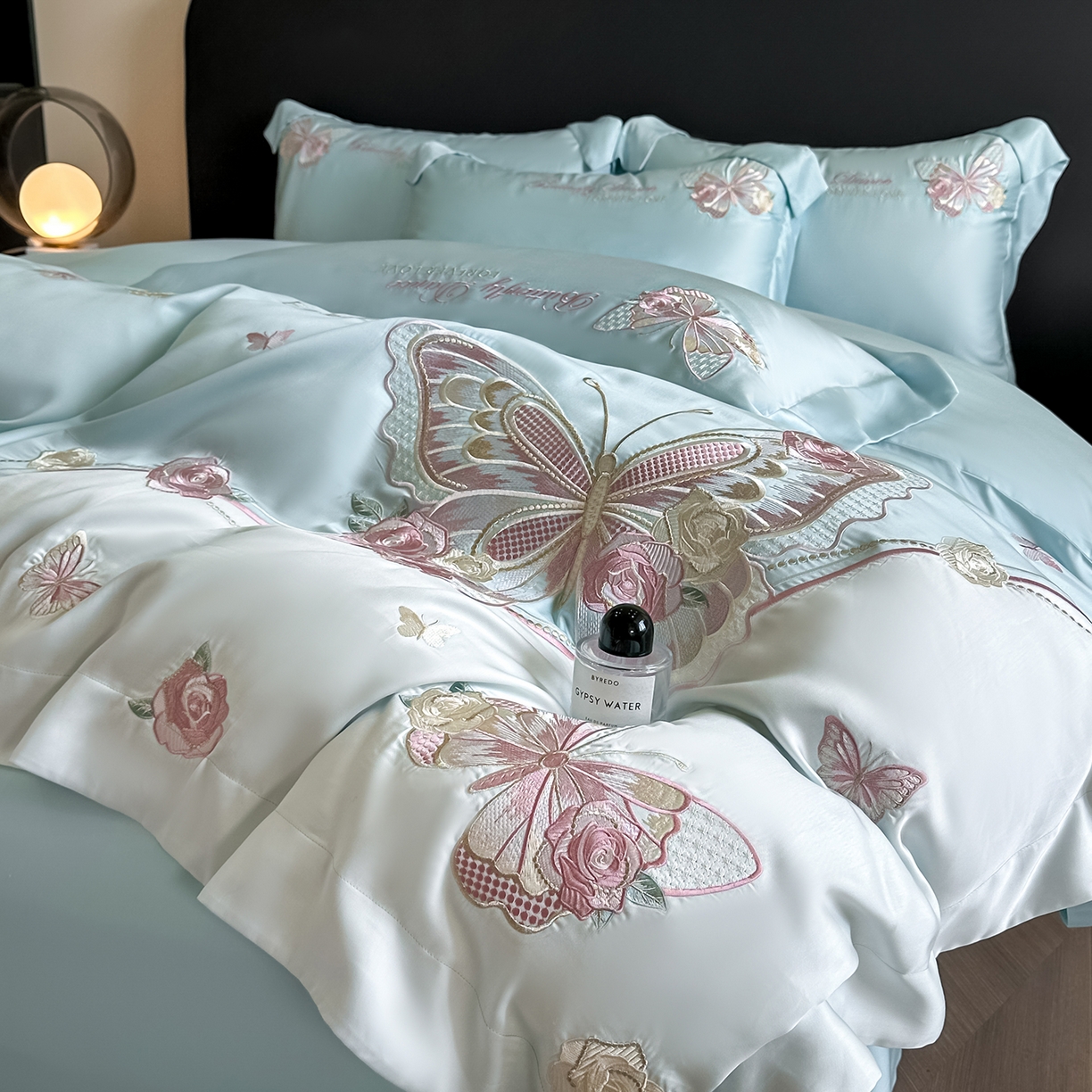 91家纺网 家纺一手货源 找家纺 置顶家纺 2026新款水洗天丝刺绣四件套-伊水芙蓉 伊水芙蓉-浅蓝