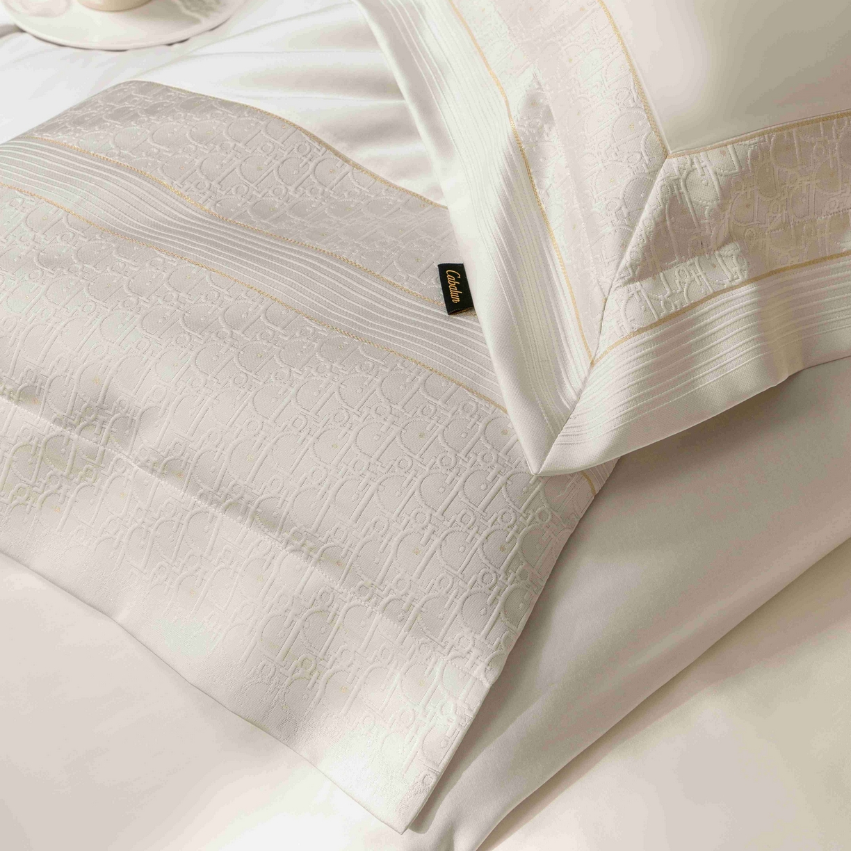 91家纺网 家纺一手货源 找家纺 卡巴伦家纺 2026春夏新款全棉纯棉贡缎高精密提花边条款式四件套 鎏金巴黎-纯净白