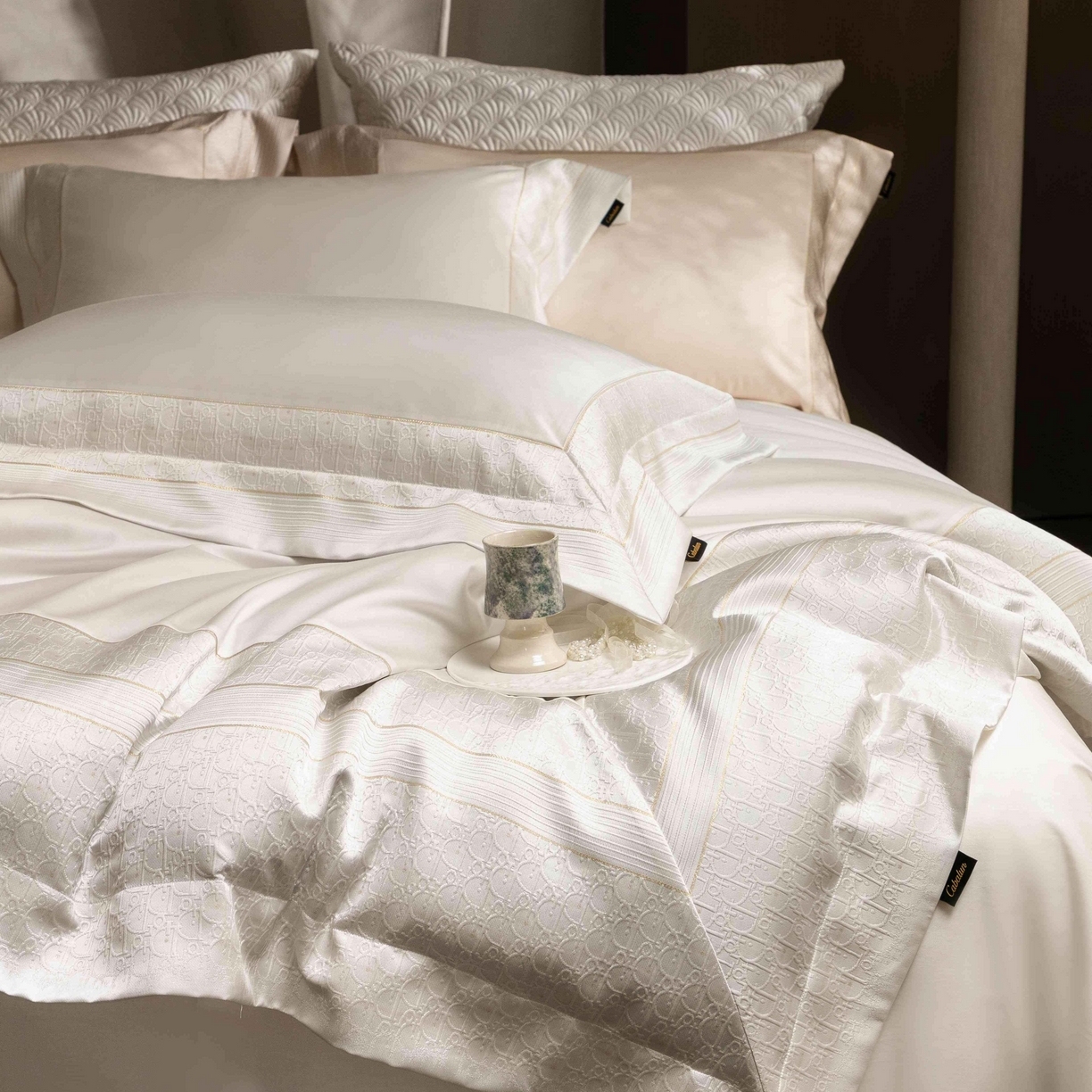 91家纺网 家纺一手货源 找家纺 卡巴伦家纺 2026春夏新款全棉纯棉贡缎高精密提花边条款式四件套 鎏金巴黎-纯净白