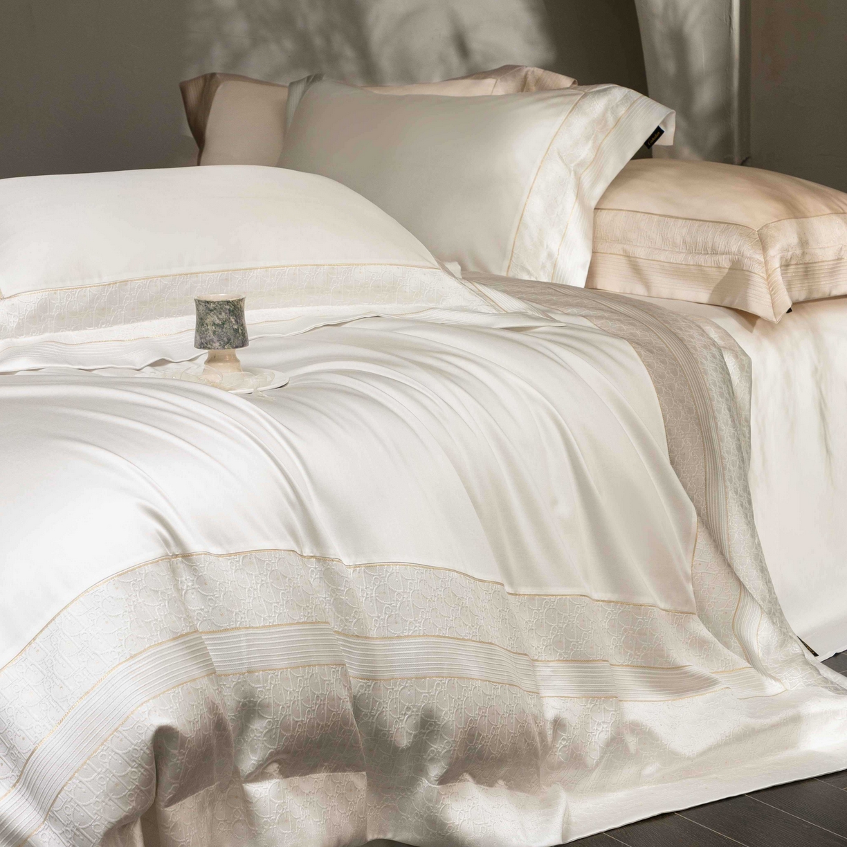 91家纺网 家纺一手货源 找家纺 卡巴伦家纺 2026春夏新款全棉纯棉贡缎高精密提花边条款式四件套 鎏金巴黎-纯净白