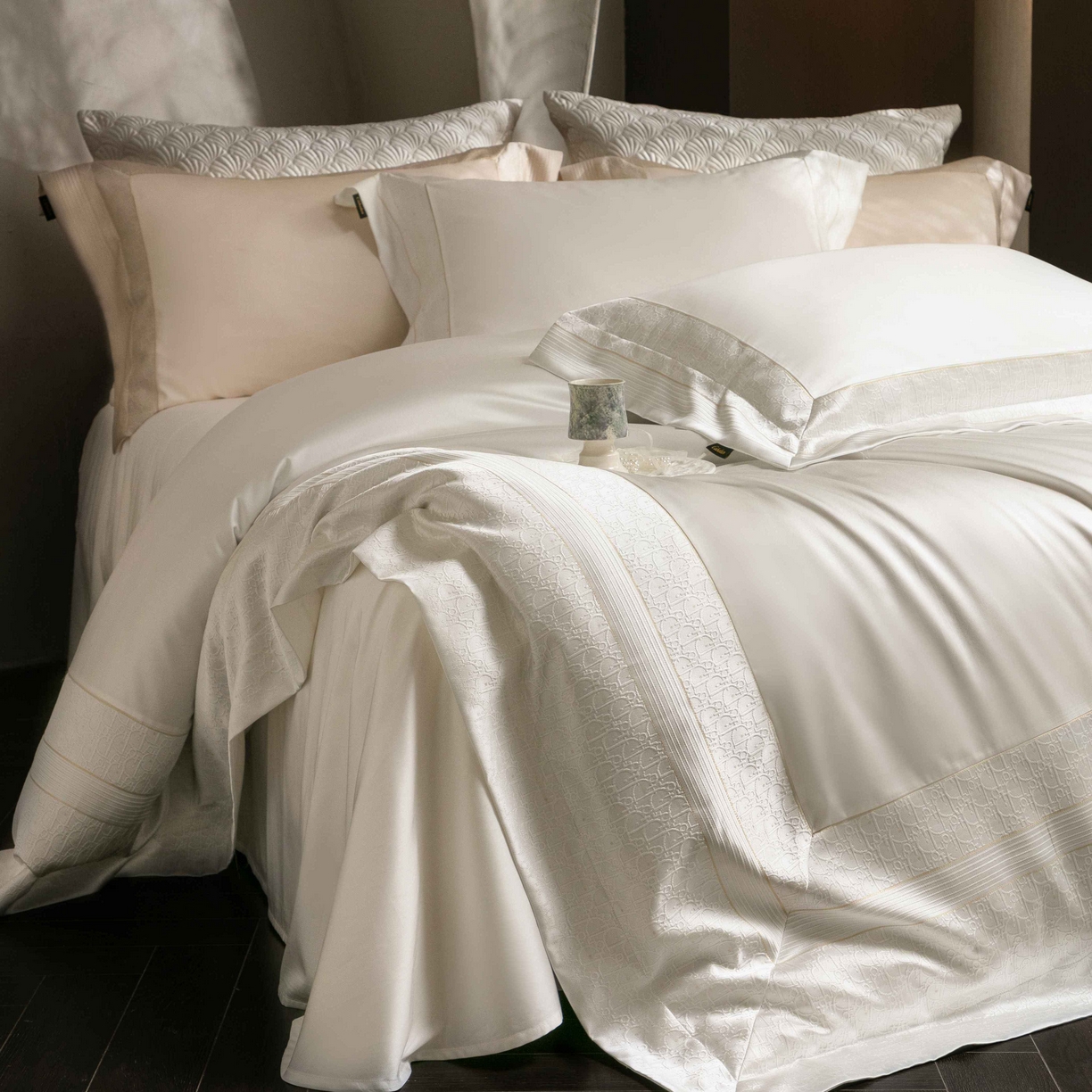 91家纺网 家纺一手货源 找家纺 卡巴伦家纺 2026春夏新款全棉纯棉贡缎高精密提花边条款式四件套 鎏金巴黎-纯净白