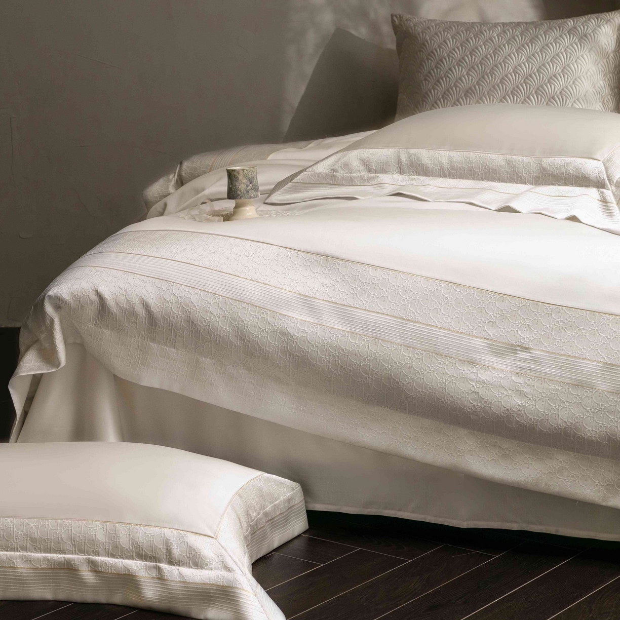 91家纺网 家纺一手货源 找家纺 卡巴伦家纺 2026春夏新款全棉纯棉贡缎高精密提花边条款式四件套 鎏金巴黎-纯净白