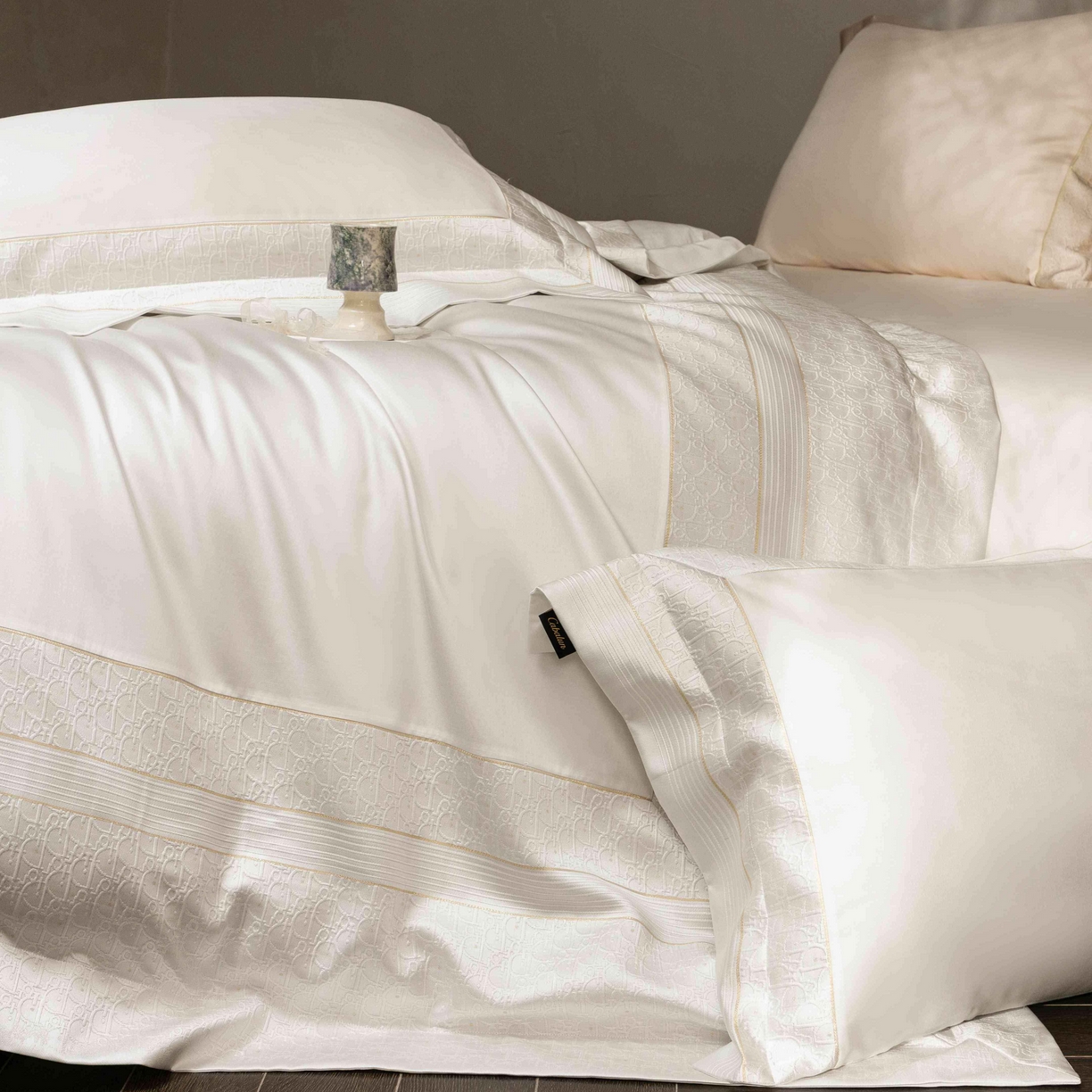 91家纺网 家纺一手货源 找家纺 卡巴伦家纺 2026春夏新款全棉纯棉贡缎高精密提花边条款式四件套 鎏金巴黎-纯净白